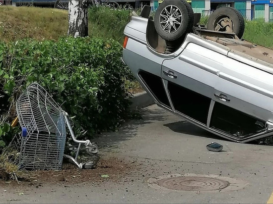 В Ижевске автомобиль скатился с парковки и перевернулся