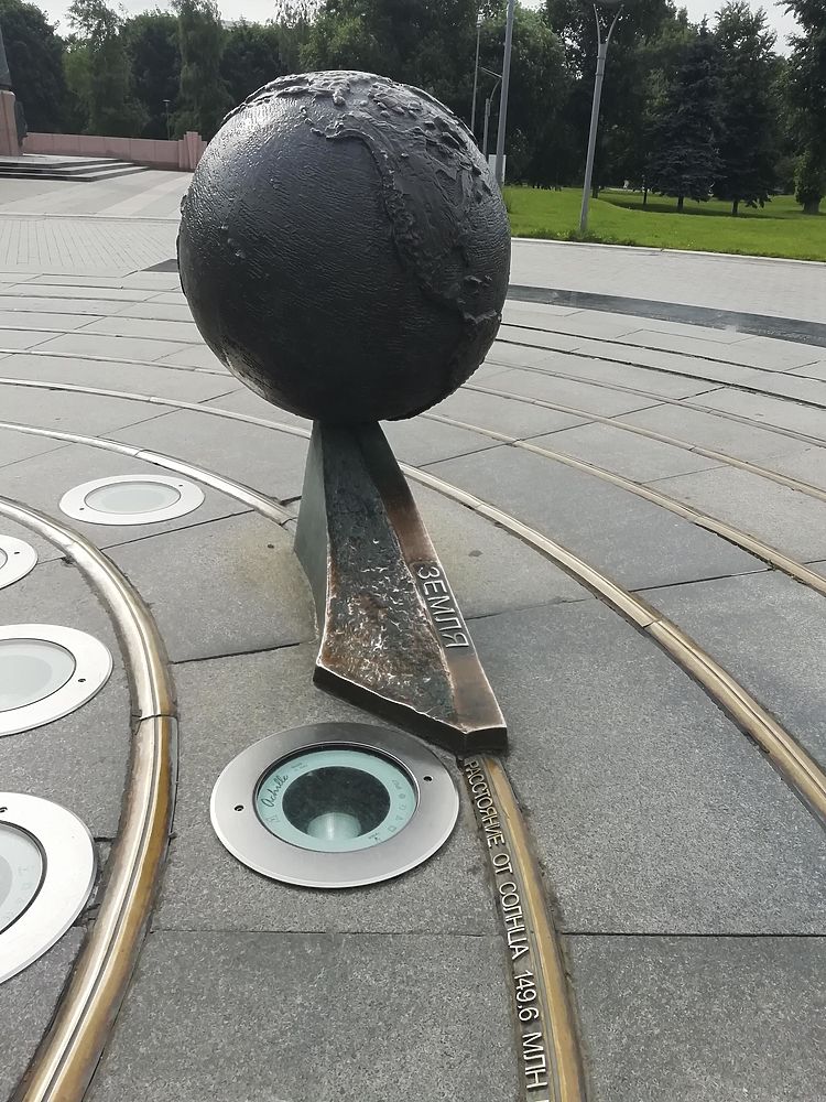 Вандалы в Москве оставили планеты-гиганты без орбит: фоторепортаж 