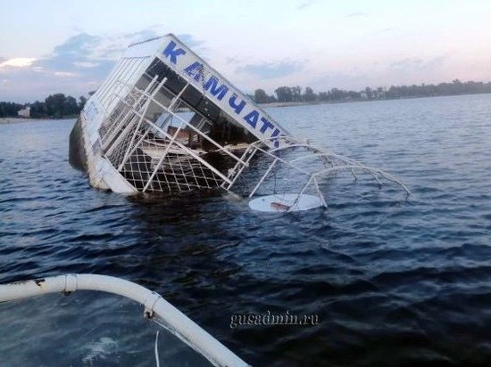 На озере в Гусь-Хрустальном с тонущего катамарана спасли тридцать человек
