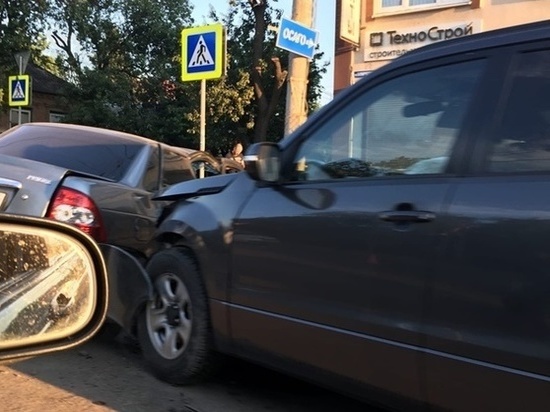 Водитель "Лады Приоры" пострадал в массовом ДТП в Ростове
