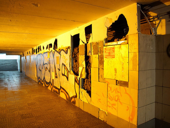 Хабаровские вандалы загадили подземный переход на "Павленко"