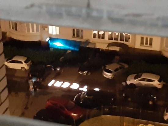 В Рязани мужчина на асфальте выложил свечами признание любви