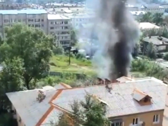 Пожар потушили во дворе дома в Чите