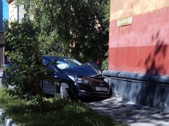 Автомобиль врезался в дом в Калининском районе Новосибирска