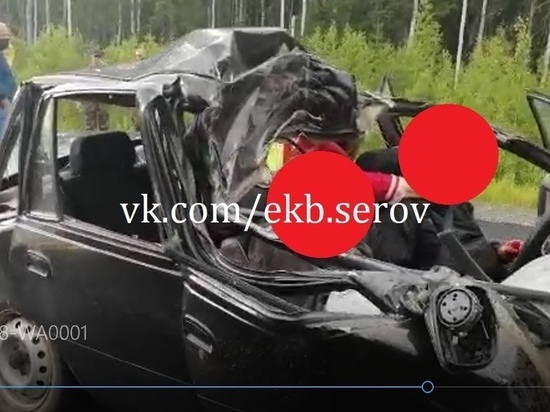 Югорчане влетели под грузовик в Свердловской области