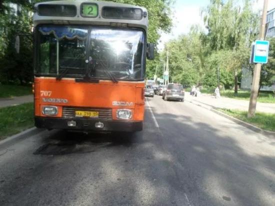 Колесо отлетело от машины и попало в автобус в Пскове