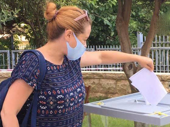 Трижды проголосовавшей по поправкам россиянке в Израиле пригрозили наказанием