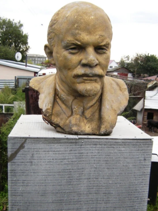 В Бийске каменного Ленина меняют на дрова и инструменты