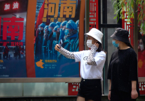 Власти КНР отправили на карантин почти полмиллиона жителей уезда Аньсинь (провинция Хэбэй), расположенного в 145 километрах от Пекина, поскольку новая вспышка коронавируса в китайской столице продолжает вселять опасения второй волны опасного заболевания