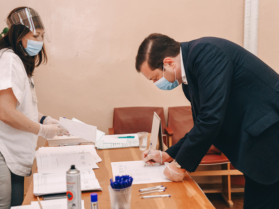 Глава Смоленщины в первых рядах проголосовал за поправки