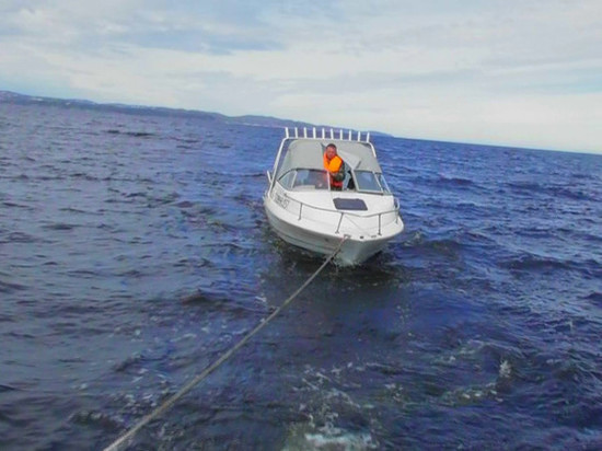 В Баренцевом море четырём рыбакам потребовалась помощь спасателей