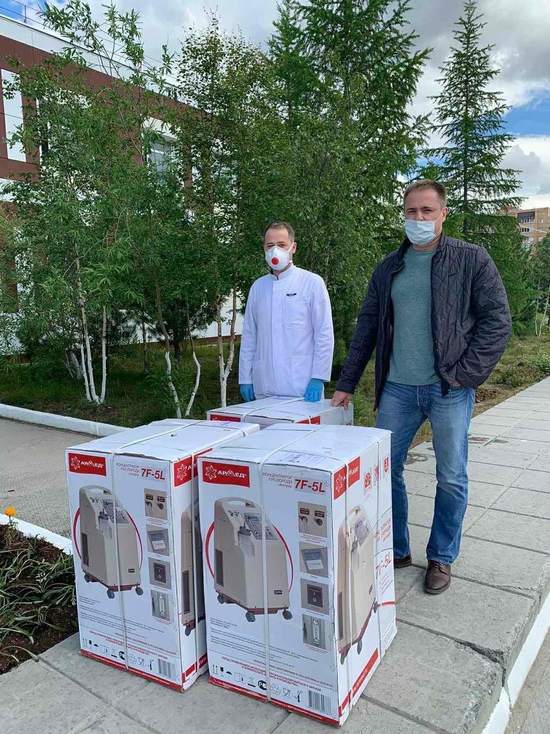 В Новом Уренгое газовики передали медикам кислородные концентраторы