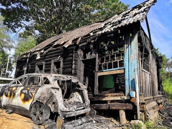 В Духовщинском районе ночью сгорели седан и кроссовер «Пежо»