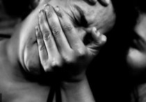 В городе Импендл провинции Квазулу-Натал в Южно-Африканской Республике (ЮАР) 71-летнюю пенсионерку заставили смотреть, как одну за другой изнасиловали ее трех внучек в возрасте 19, 22 и 25 лет, пишет Daily Mail