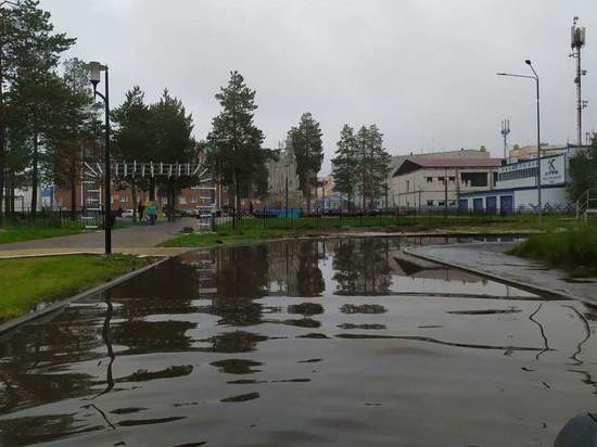 В Муравленко огромная лужа преградила проход по улице