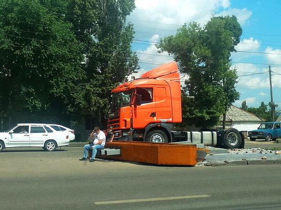 В Воронеже грузовик своротил знак «Песчаный лог»