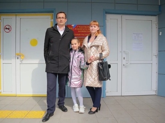 Семья Шаповал в Челябинске пришла на голосование по поправкам в Конституцию