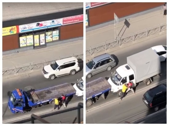 Кулачный бой новосибирских водителей на дороге стал хитом соцсетей