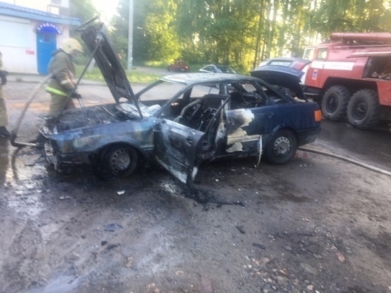 В Ярославской области ночной пожар уничтожил «Рено Логан»