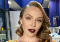 Певица, актриса, телеведущая и бывшая солистка украинской женской поп-группы «ВИА Гра» Альбина Джанабаева на своей странице в Instagram показала, как загорает в модном купальнике