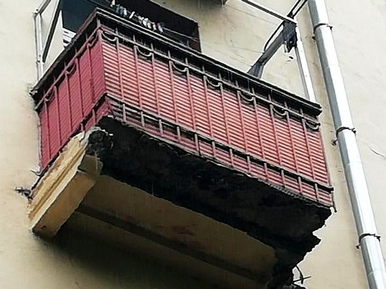 В центре Воронежа обвалилась часть балкона