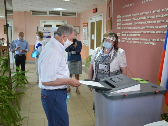 Экс-губернатор Артамонов проголосовал на своем родном участке в Калуге