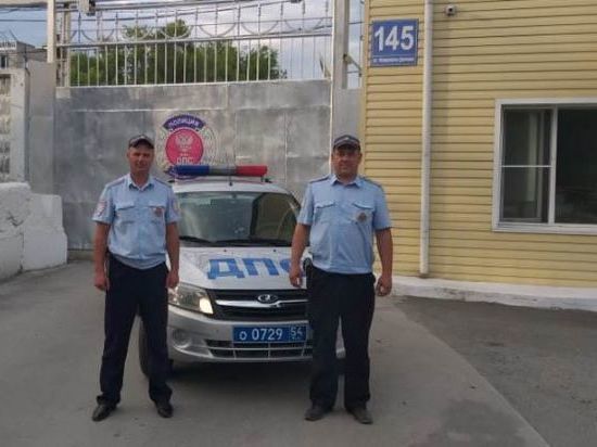 Автоинспекторы в Новосибирске помогли спасти ребёнка