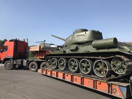 Парадный танк Т-34-85 вернули на площадь Побед в Новокузнецке
