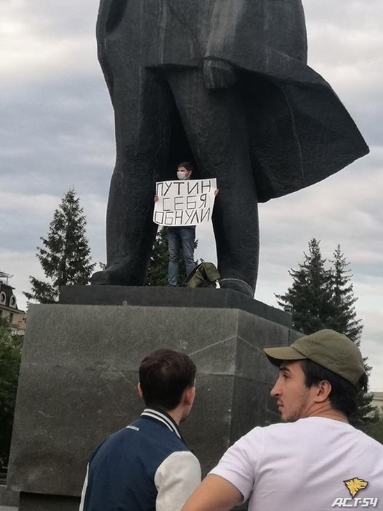 В Новосибирске протестующий приковал себя цепями к статуе вождя