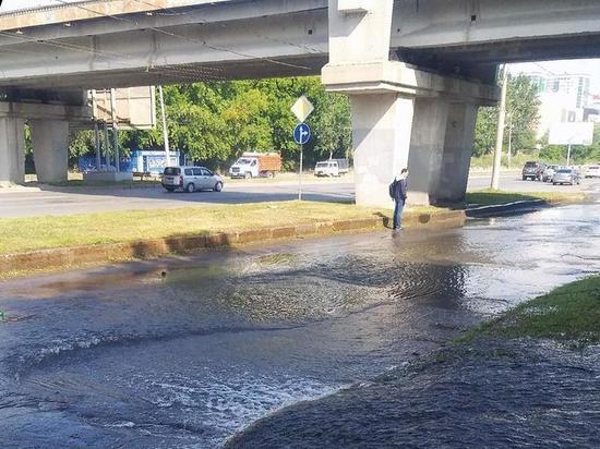 Оживлённую магистраль затопило в Новосибирске