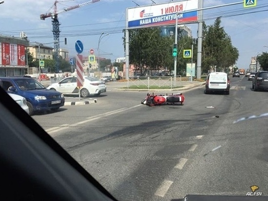 В центре Новосибирска таксист сбил байкера