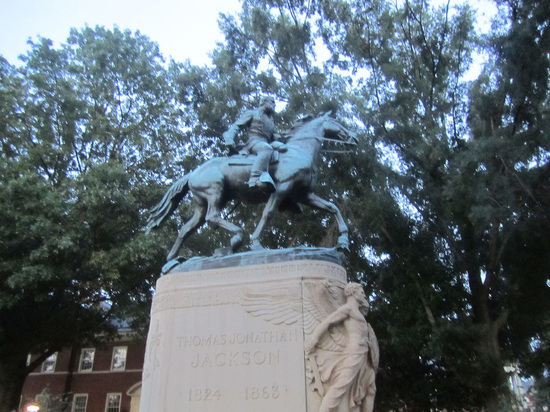 Мэр Ричмонда распорядился снять с постаментов все памятники конфедератам в городе