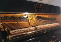 Как сообщает владелец пианино, музыкальный инструмент исправен и выдаёт глубокий, проницательный и и очень мелодичный звук