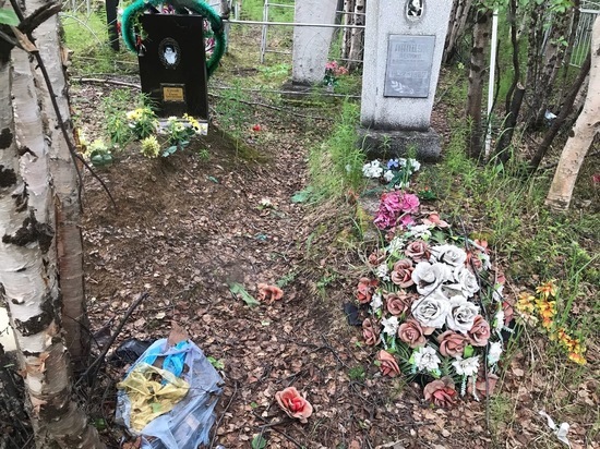 В Салехарде у могил Леонида Лапцуя и Елены Сусой устроили мусорку