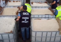 В итальянском порту Салерно на юго-западе страны нашли три подозрительных контейнера - при вскрытии обнаружили 84 миллиона таблеток с наркотическими свойствами