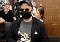 Осужденный за мошенничество режиссер Кирилл Серебренников заявил, что у него нет денег, чтобы расплатиться по приговору суда с Министерством культуры, и поэтому он не может «покинуть Россию»