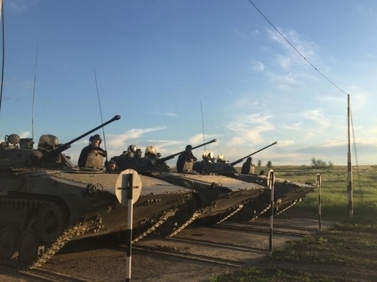 В Волгоградской области десантники практиковались в вождении БМП-2