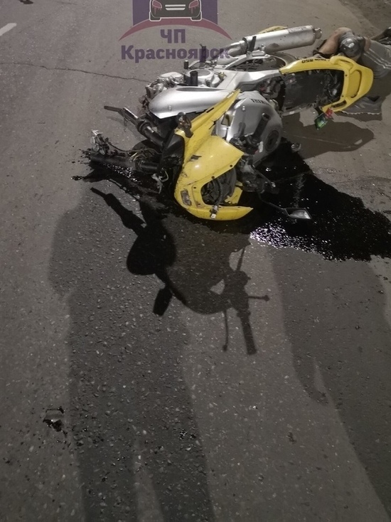 В Красноярске мотоцикл откинуло в бетонный забор после жесткого удара с Infiniti