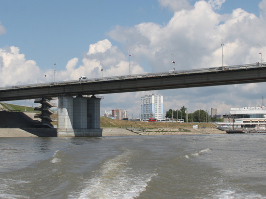 Подростков, катающихся на бревне, течением прибило к опоре моста в Барнауле