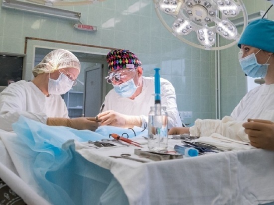Томский нейрохирург успешно провел уникальную операцию по пересадке нервов костромской девочке