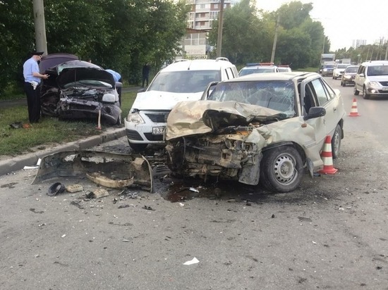 Три человека пострадали в столкновении Дэу Нексии и Лады Ларгус в Екатеринбурге