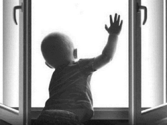 В Ярославле 4-летний ребенок выпал из окна