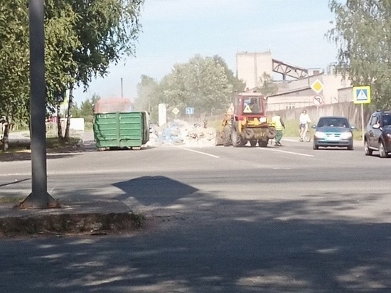Мусоровоз перевернулся в Пскове на Ваулиногорском шоссе