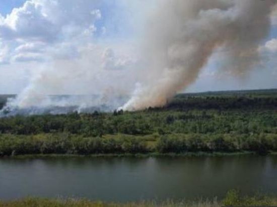 Лесной пожар в Белокалитвинском районе вновь тушат с помощью вертолета Ми-8