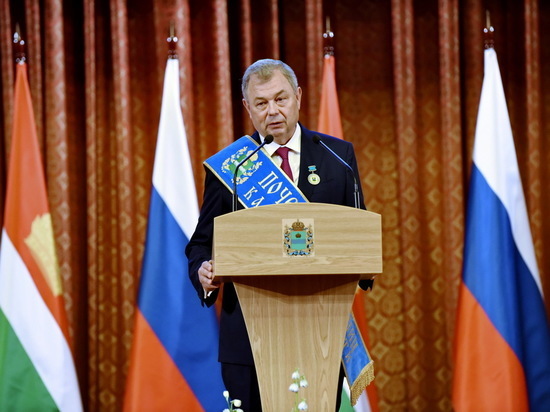Артамонову вручили знаки отличия Почетного гражданина Калужской области