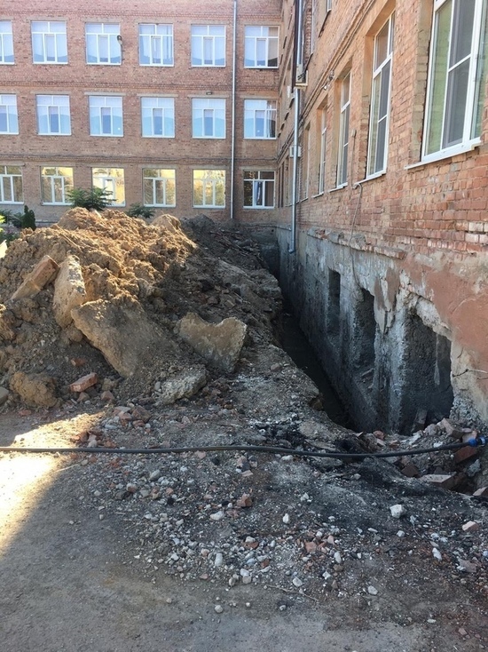 В Астрахани рабочие оставили огромный котлован возле школы