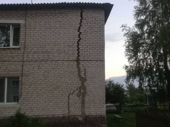 В поселке Локоть в стене многоквартирного дома образовалась огромная трещина