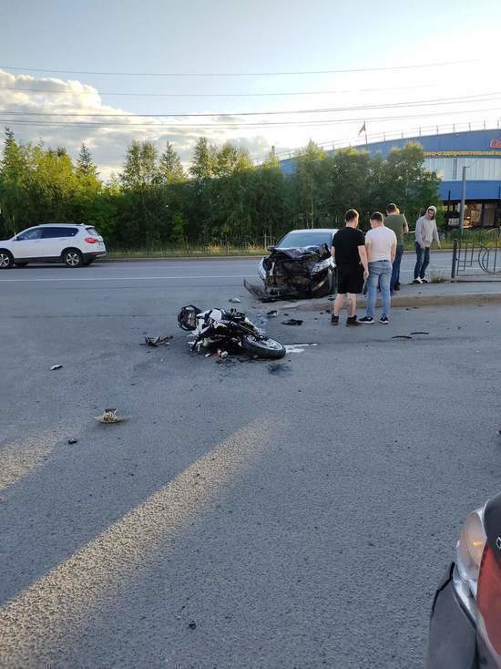 Момент смертельной аварии с мотоциклистом в Салехарде попал на видео