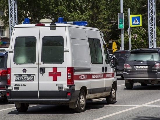 80-летняя женщина погибла в Новосибирске, выпав из автобуса