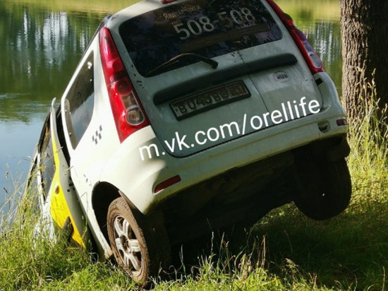 В Орловской области автомобиль такси оказался в пруду